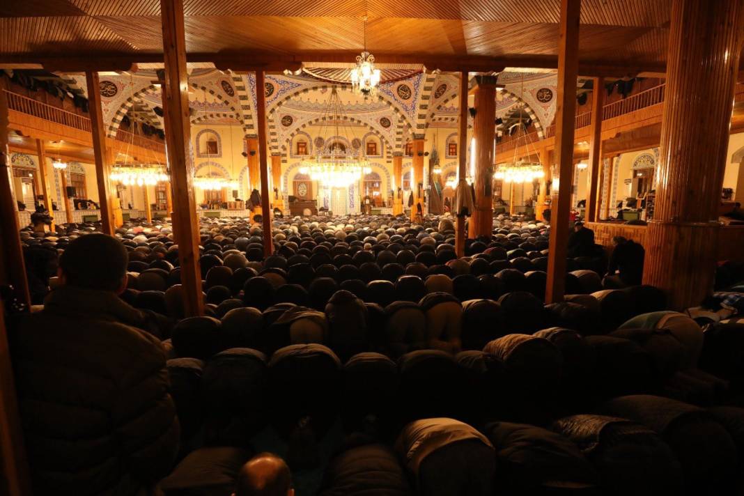 Konya'da "bin aydan daha hayırlı gece" idrak edildi: Camiler doldu, taştı 6